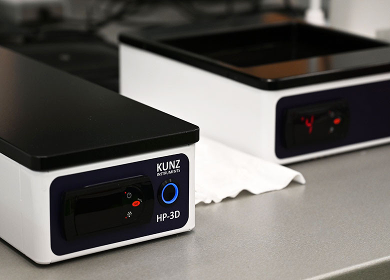 Prostokątna płyta grzewcza KUNZ HP-3D do suszenia preparatów mikroskopowych w ilości do 40 jednocześnie